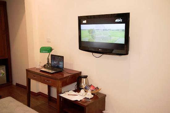 flat-screen-tv-laptop